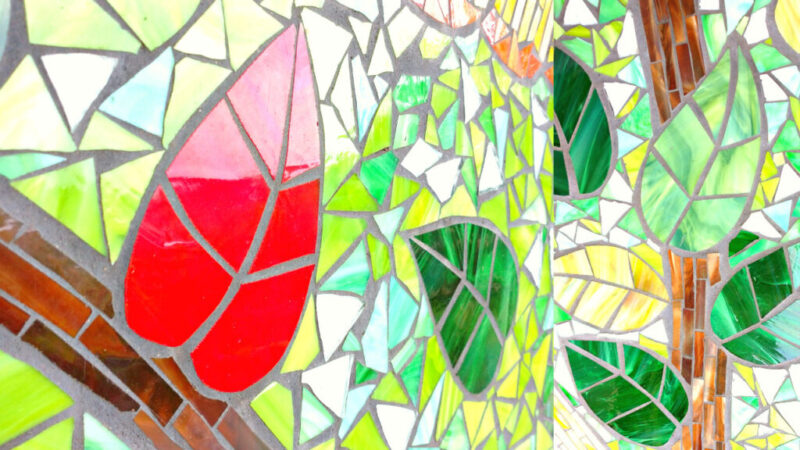 ホタル滝展望台に飾られたカンムリワシのステンドグラス-2