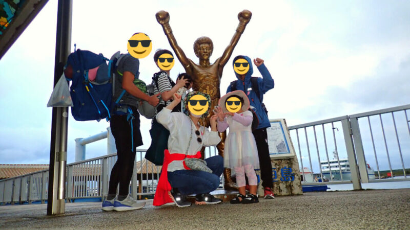 石垣港にある具志堅洋行像と記念撮影