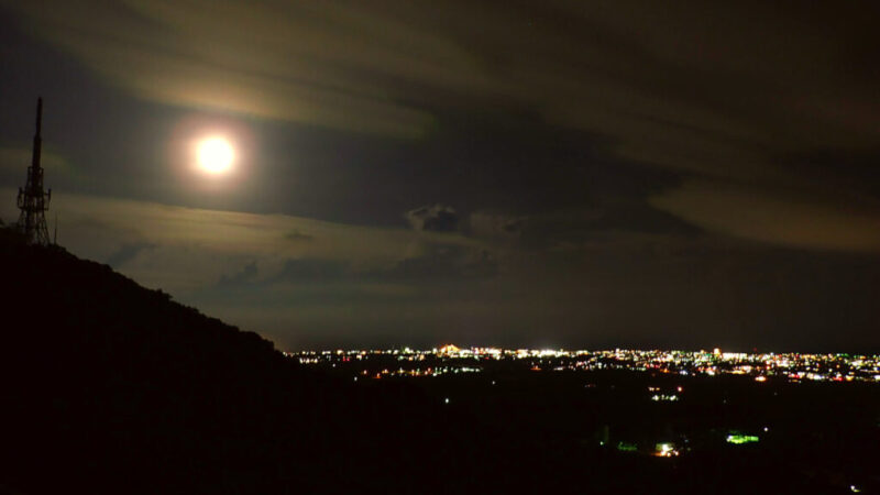星空展望台から見る満月と夜景