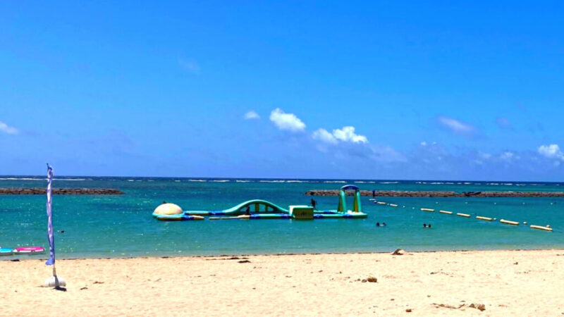 真栄里ビーチにある海上アスレチック遊具