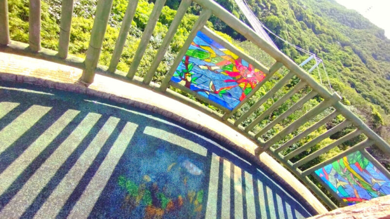 カンムリワシ展望台に飾られたステンドグラス