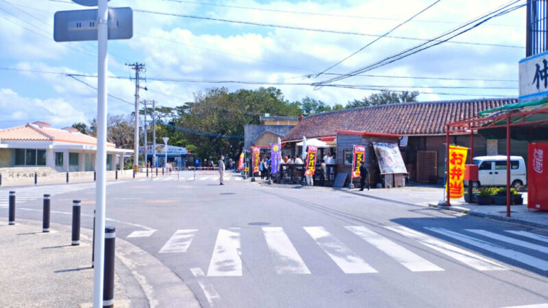川平公園のバス停前